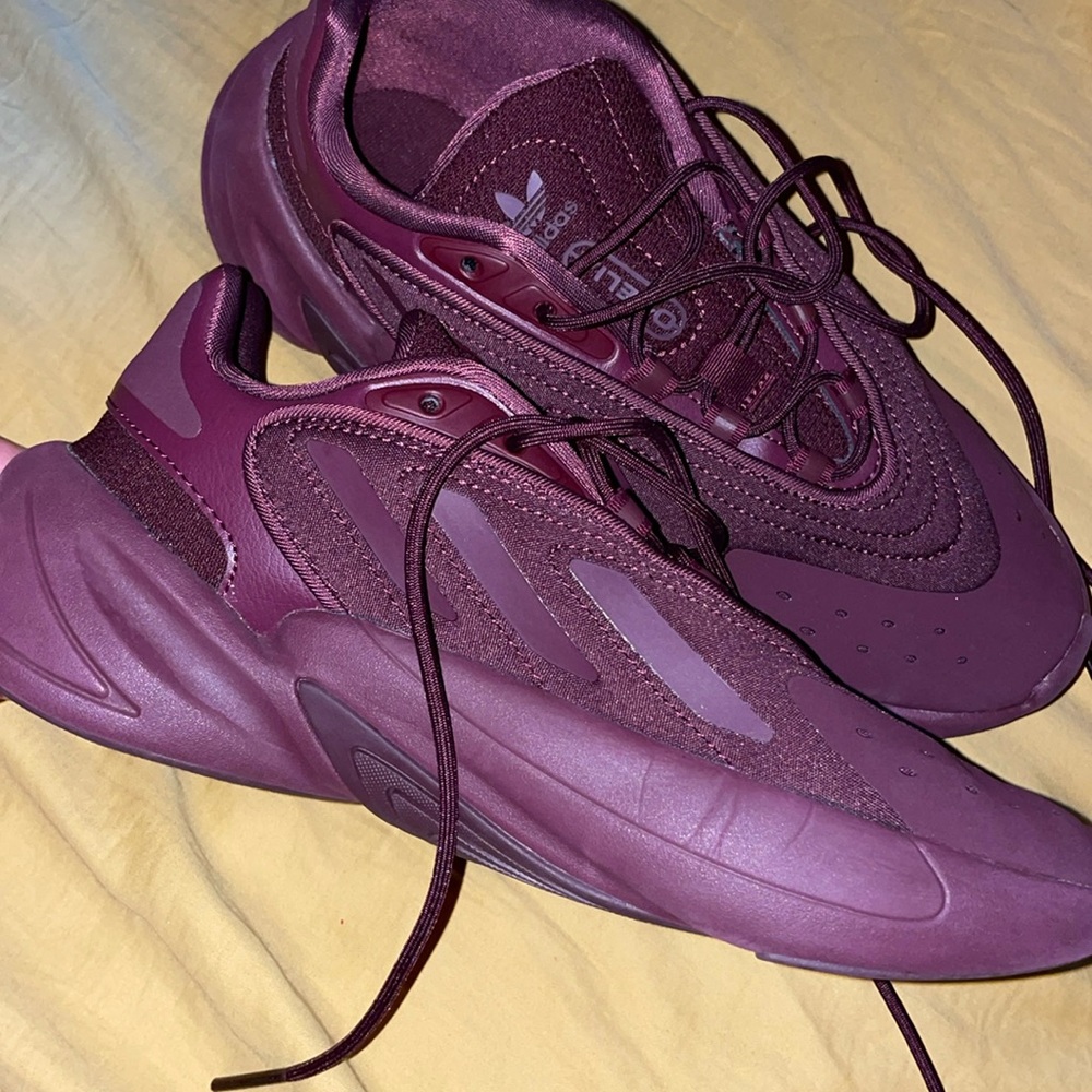 Adidas Ozelia deep red women’s size 5. Very comfortable shoes.